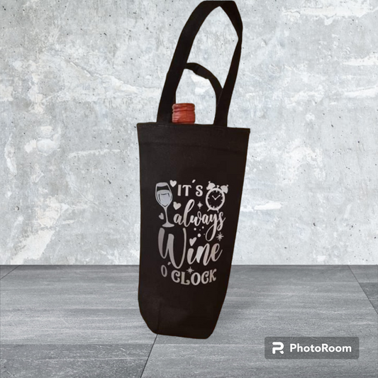 Vinpose m/tekst - "It's always wine O'clock"