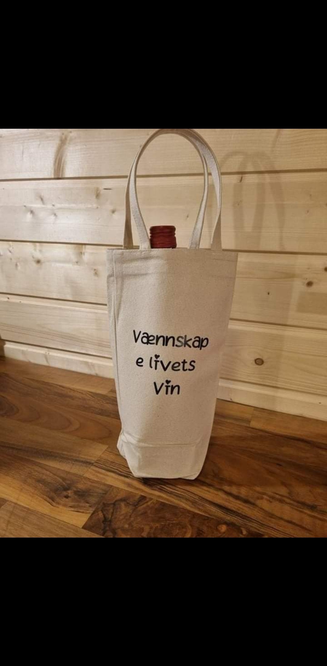 Vinpose m/tekst - "It's always wine O'clock"