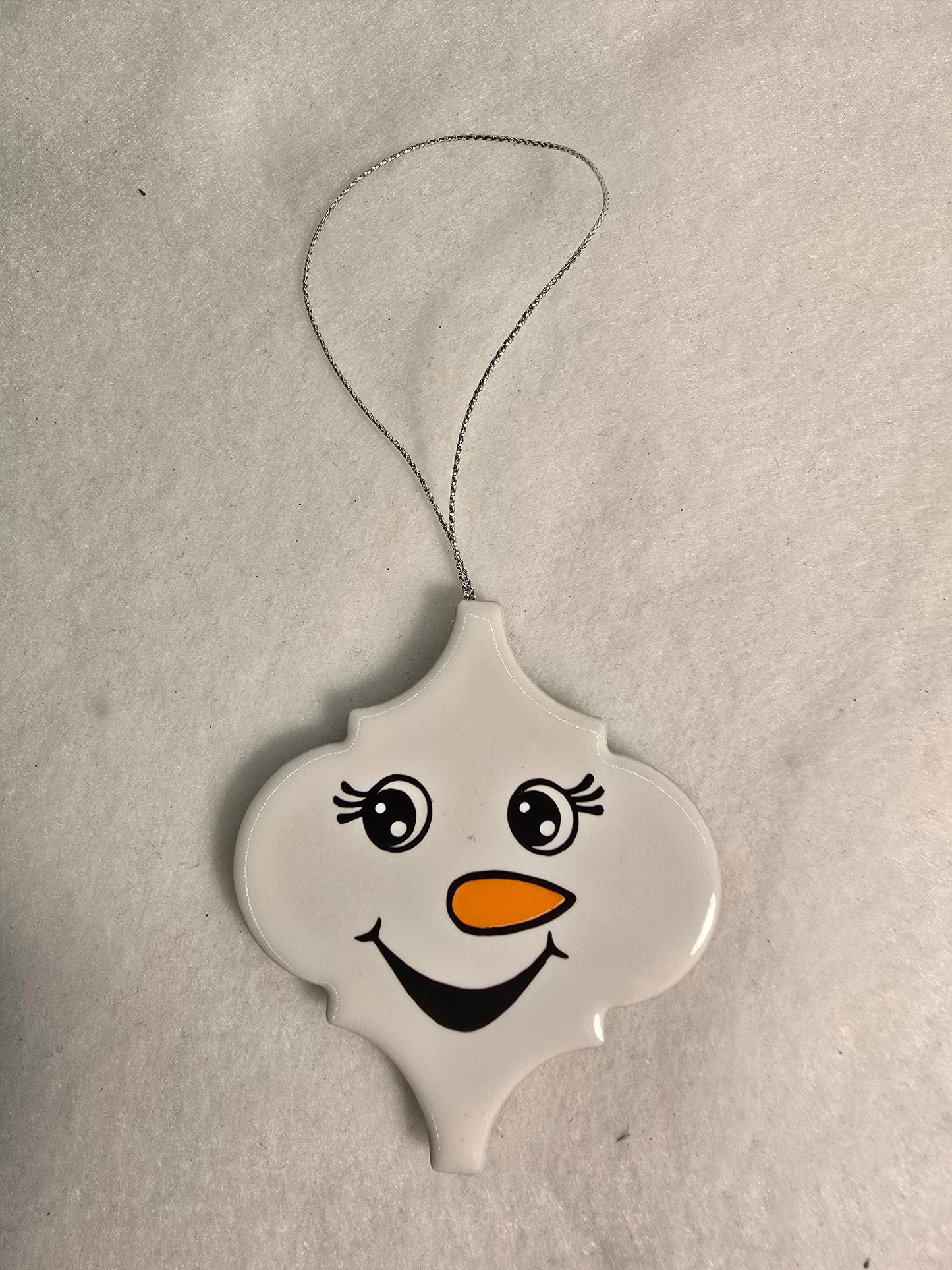 Snømann fjes på flis