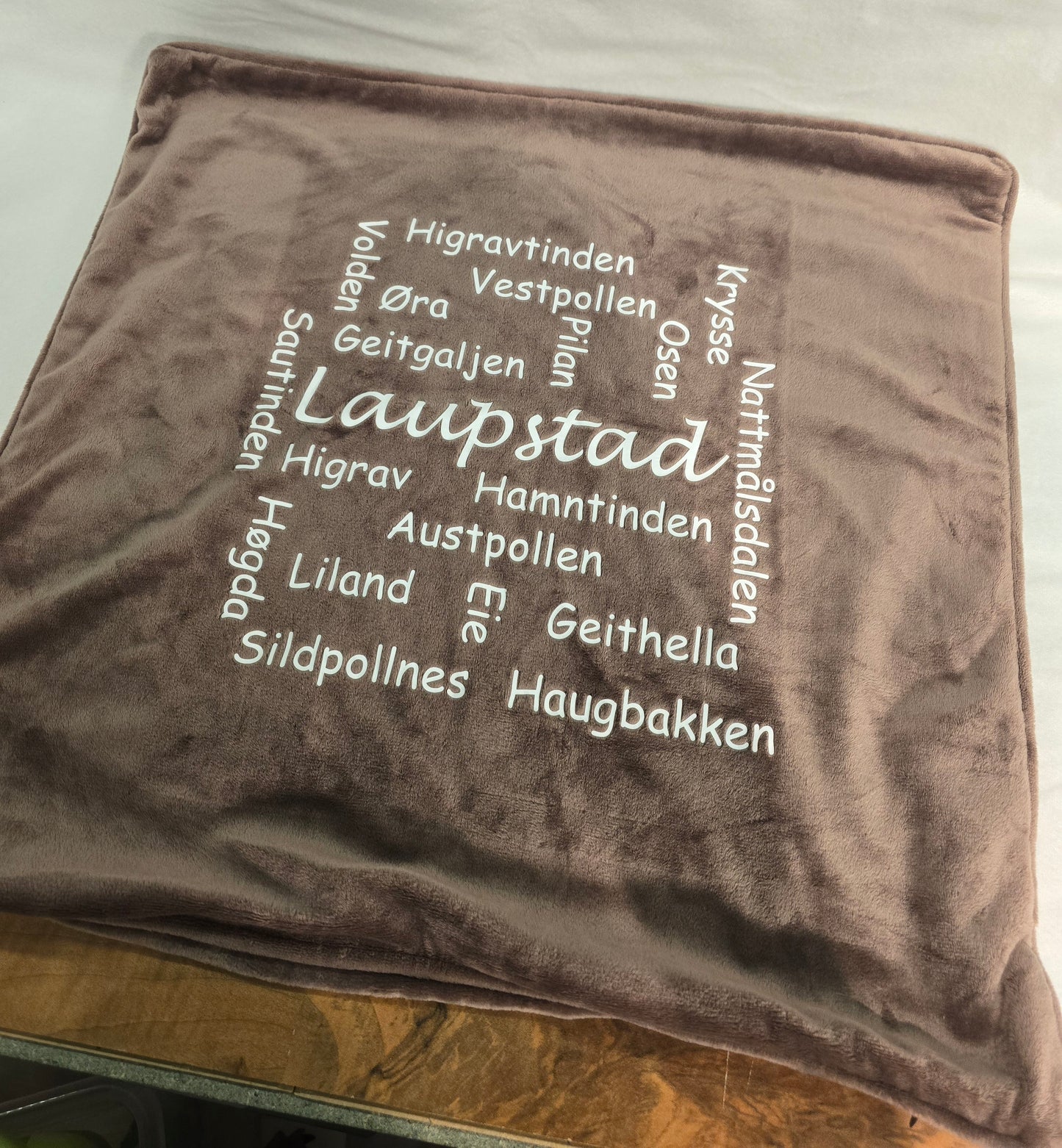 Velour putetrekk m/stedsnavn fra Laupstad