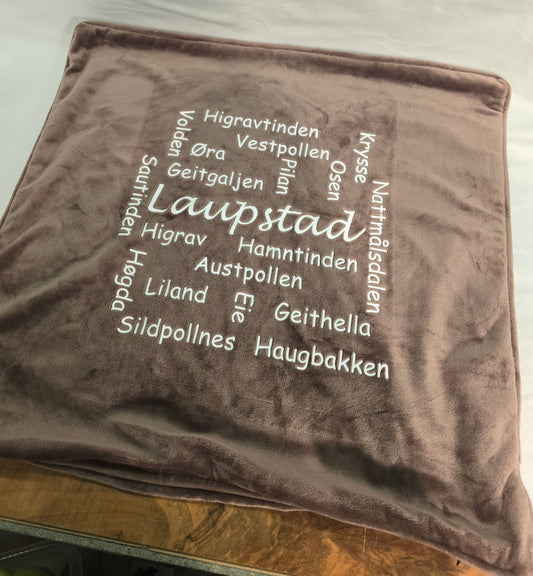 Velour putetrekk m/stedsnavn fra Laupstad