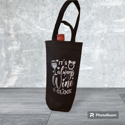 Vinpose m/tekst - "It's always wine O'clock"