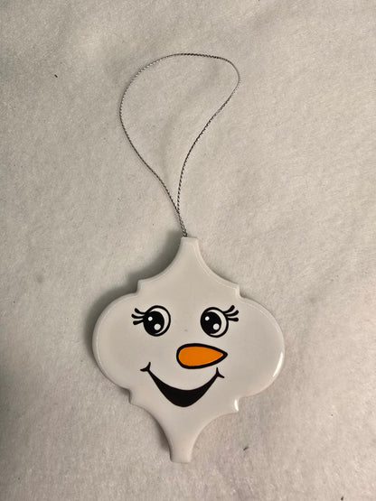 Snømann fjes på flis