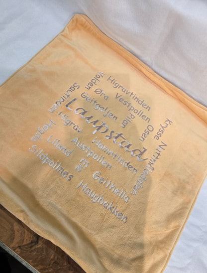 Velour putetrekk m/stedsnavn fra Laupstad