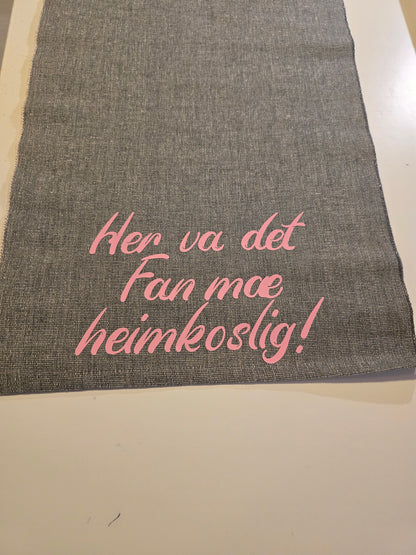 Grå Duk m/rosa tekst