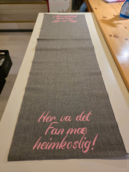Grå Duk m/rosa tekst